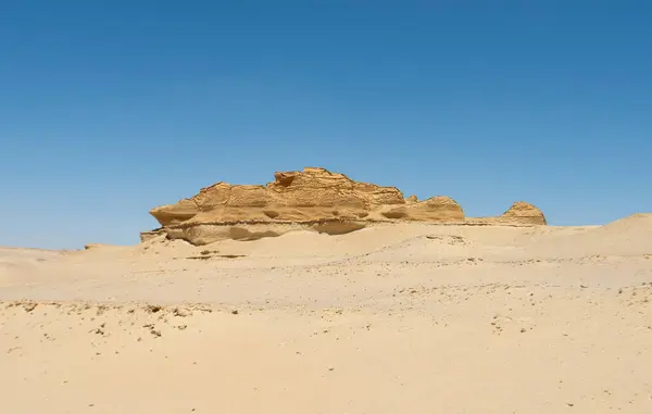地質山砂岩岩の形成とエジプトの荒涼とした不毛の西部砂漠の風景 ストックフォト