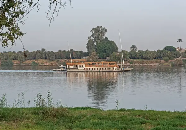 Μεγάλο Πολυτελές Παραδοσιακό Αιγυπτιακό Dahabeya Ποταμού Κρουαζιερόπλοιο Ιστιοπλοΐα Στο Νείλο Φωτογραφία Αρχείου