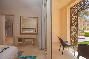 Lüks mobilyaların iç dizayn dekorasyonu ev yatak odasını gösteriyor ve bahçe manzaralı çift kişilik yatak.