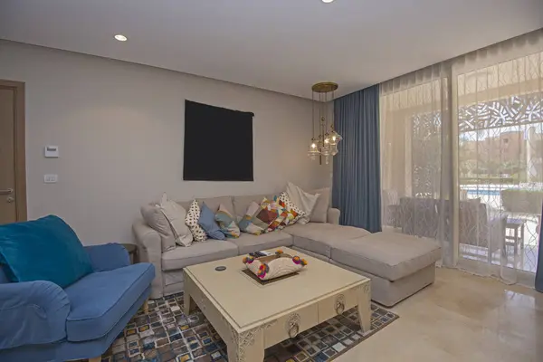 파티오 테라스와 인테리어 디자인 가구를 보여주는 럭셔리 아파트 라운지 로열티 프리 스톡 사진
