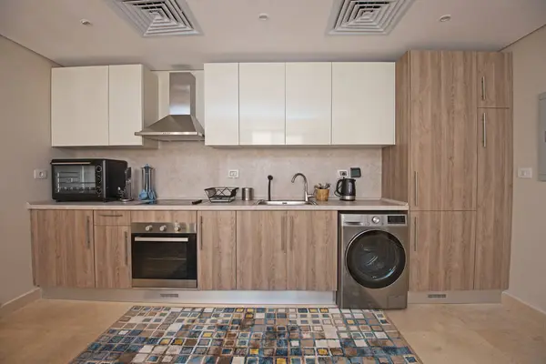 带有抽水扇的豪华公寓陈列室展示现代化厨房和家用电器的室内设计装饰 图库图片