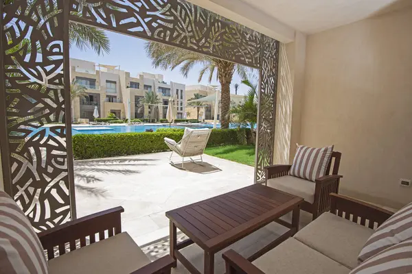 Terraza Patio Jardín Apartamento Lujo Complejo Tropical Con Muebles Vistas Imágenes De Stock Sin Royalties Gratis