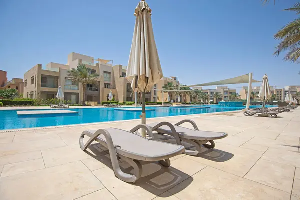 Luxe Appartement Tropisch Resort Met Meubilair Uitzicht Het Zwembad Stockafbeelding