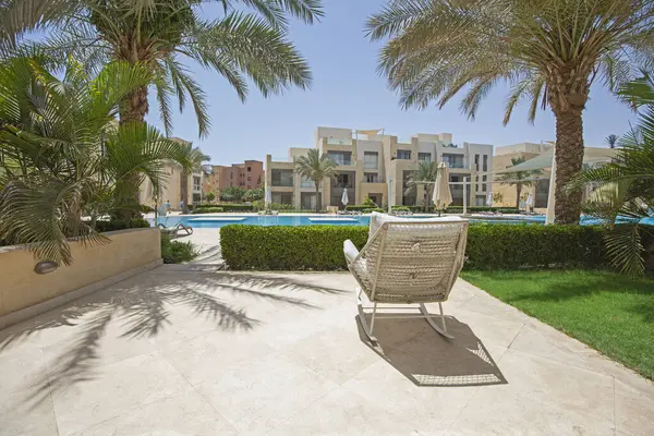 热带旅游胜地豪华公寓花园露台 设有家具和游泳池 图库图片