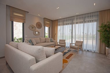 Lüks apartmandaki oturma odası salonu teras döşeli iç tasarım dekorasyonunu gösteriyor.