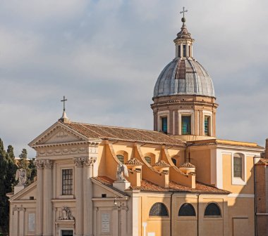 Roma 'daki Hristiyan kilisesinin dış görünüşünü heykeller ve kubbelerle gösteren yakın plan detayları.