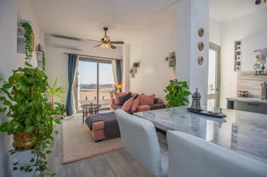 Lüks apartmandaki oturma odası salonu iç dekorasyon dekorasyonunu açık mutfak eşliğinde gösteriyor.