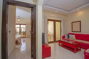 Lüks apartmandaki oturma odası salonu balkon terası döşenmiş iç dizayn dekorasyonunu gösteriyor.