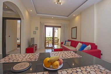 Lüks apartmandaki oturma odası salonu balkon terası döşenmiş iç dizayn dekorasyonunu gösteriyor.