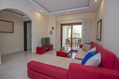 Lüks apartmandaki oturma odası salonu balkon terası döşenmiş iç dizayn dekorasyonunu gösteriyor.