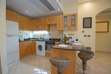 Modern mutfak ve aletleri gösteren iç tasarım dekoru lüks apartman galerisinde kahvaltı barı ile birlikte.