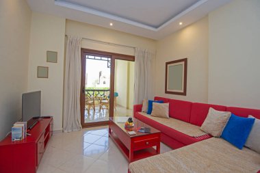 Lüks apartmandaki oturma odası salonu balkon terası döşenmiş iç dizayn dekorasyonunu gösteriyor.