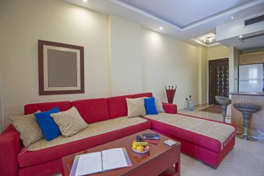 Lüks apartmandaki oturma odası salonu iç dekorasyon dekorasyonunu açık mutfak eşliğinde gösteriyor.