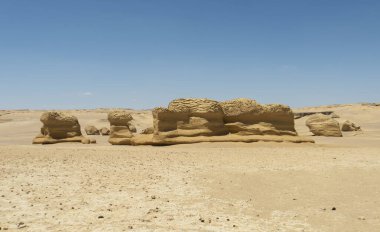 Mısır 'daki ıssız batı çölünün manzaralı manzarası jeolojik dağ kum taşı oluşumlarıyla