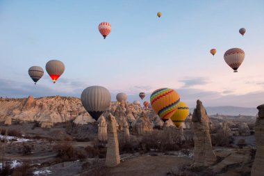Peri bacaları ve sıcak hava balonları havada uçarken Cappadocia bölgesi boyunca panoramik manzara manzarası