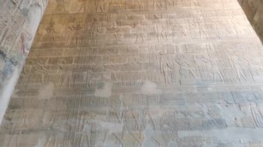Esna Mısır 'daki Eski Mısır Tapınağı' nın duvarına hiyeroglif oymalar