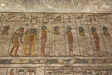 Duvardaki hiyeroglif oymalar, Kralların Luxor Vadisi 'ndeki 3. Mısırlı Ramses türbesine aitti.