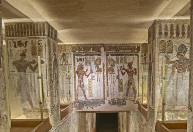 Krallar Vadisi Luxor 'daki Antik Mısırlıların Ramses III türbesindeki sütunlara ve duvarlara hiyeroglif oymalar