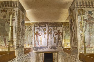 Krallar Vadisi Luxor 'daki Antik Mısırlıların Ramses III türbesindeki sütunlara ve duvarlara hiyeroglif oymalar