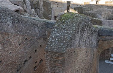 Roma 'daki antik Colosseum amfitiyatrosunun iç mekanının mimari detayları.