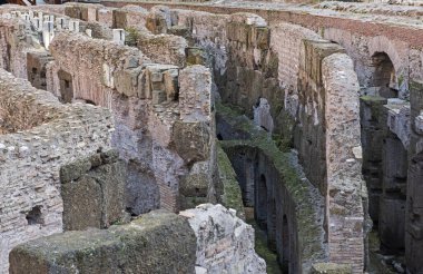 Roma 'daki antik Colosseum amfitiyatrosunun iç mekanının mimari detayları.