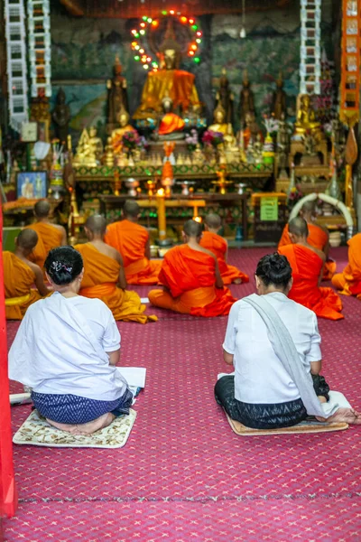 在庙宇里祷告的人 — 图库照片
