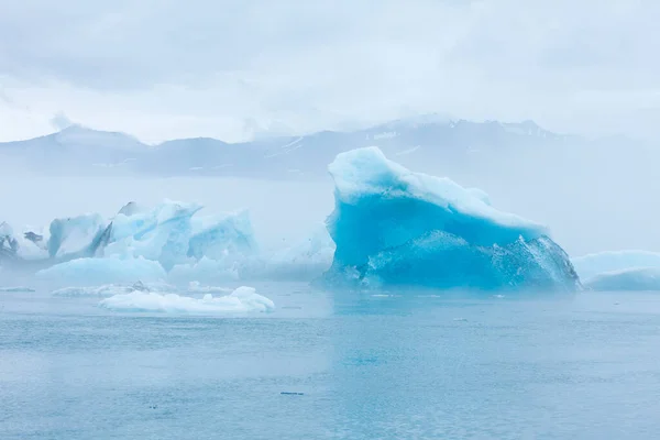 在冰岛的蓝色冰山 — 图库照片