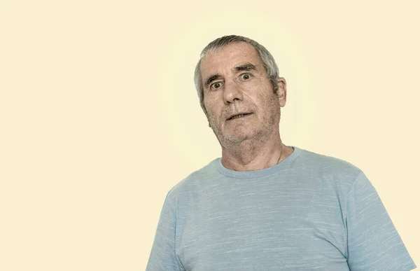 Alter Mann Posiert Auf Gelbem Hintergrund — Stockfoto
