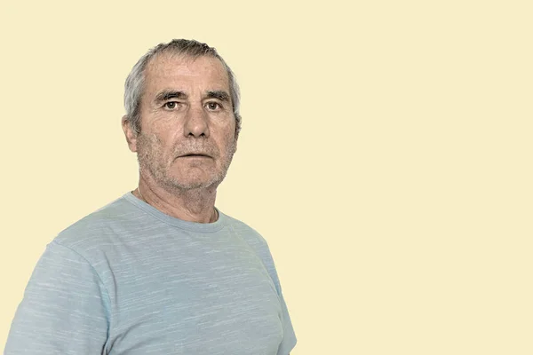 Oude Man Poseren Gele Achtergrond — Stockfoto