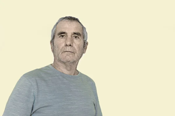 Starý Muž Pózuje Žlutém Pozadí — Stock fotografie