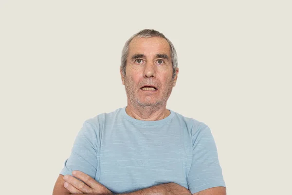 Yaşlı Adam Sarı Arka Planda Poz Veriyor — Stok fotoğraf