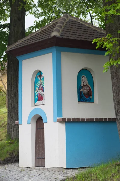 新しく修復された古い礼拝堂 古い小さな神聖な建物 民俗建築 南モラヴィア チェコ共和国 — ストック写真