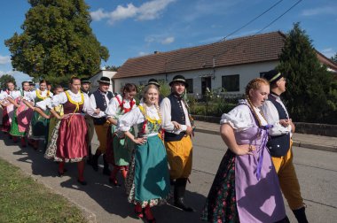 Ziyafet. Geleneksel kostümlü, şarkıları ve dansları olan halk festivali. Tarih 01.10.2023, Sosuvka köyü, Güney Moravya, Çek Cumhuriyeti.