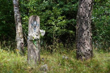 Orman yolundaki kilise anıtı. Dinlenmek ve meditasyon yapmak için bir yer. Sosuvka köyü, Güney Moravya, Çek Cumhuriyeti.