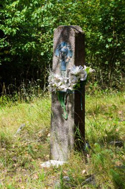 Orman yolundaki kilise anıtı. Dinlenmek ve meditasyon yapmak için bir yer. Sosuvka köyü, Güney Moravya, Çek Cumhuriyeti.