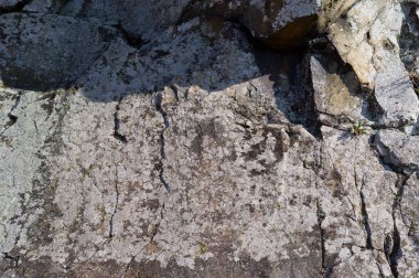 Eski ve yıpranmış bir kayanın yakın çekim görüntüsü. Çeşitli kullanımlar için soyut arkaplan.