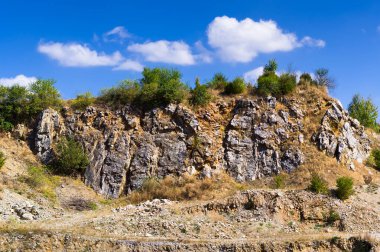 Şu anda kullanılmayan eski bir taş ocağı. Kireç taşının çıkarıldığı bir yer. Ostrov u Macochy köyü, Güney Moravya, Çek Cumhuriyeti.
