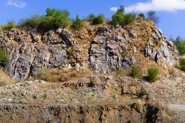 Şu anda kullanılmayan eski bir taş ocağı. Kireç taşının çıkarıldığı bir yer. Ostrov u Macochy köyü, Güney Moravya, Çek Cumhuriyeti.