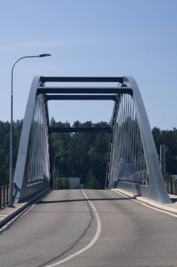 Vadinin üzerindeki bir yol köprüsünde nehir akar ve demiryolu hattı akar. Engelleri aşmanızı sağlayan bir ulaşım yapısı.