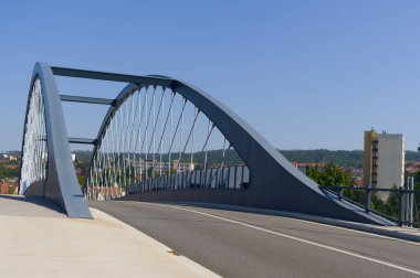 Vadinin üzerindeki bir yol köprüsünde nehir akar ve demiryolu hattı akar. Engelleri aşmanızı sağlayan bir ulaşım yapısı.