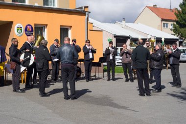 Geleneksel kostümlü, şarkıları ve dansları olan halk festivali. Tarih 29.09.2024, Sosuvka köyü, Güney Moravya, Çek Cumhuriyeti.