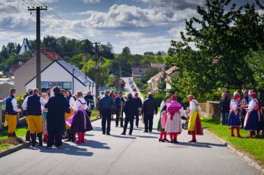 Geleneksel kostümlü, şarkıları ve dansları olan halk festivali. Tarih 29.09.2024, Sosuvka köyü, Güney Moravya, Çek Cumhuriyeti.