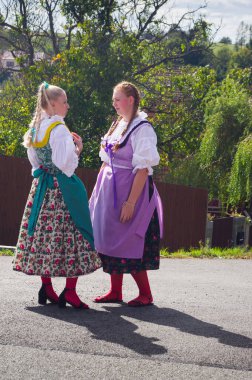 Geleneksel kostümlü, şarkıları ve dansları olan halk festivali. Tarih 29.09.2024, Sosuvka köyü, Güney Moravya, Çek Cumhuriyeti.