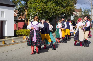 Geleneksel kostümlü, şarkıları ve dansları olan halk festivali. Tarih 29.09.2024, Sosuvka köyü, Güney Moravya, Çek Cumhuriyeti.