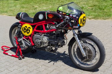Umumi bir otoparkta klasik bir Moto Guzzi motosikleti. 04 Haziran 2022 tarihli buluşma yeri Sloup, Güney Moravya, Çek Cumhuriyeti.