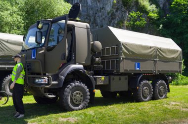 Tatra kamyonu ordu kullanımı için belirlendi. Arabanın önünde bir kukla duruyor. Araç insanları ya da kargoyu taşımak için tasarlandı. 04 Haziran 2022 tarihli buluşma yeri Sloup, Güney Moravya, Çek Cumhuriyeti.