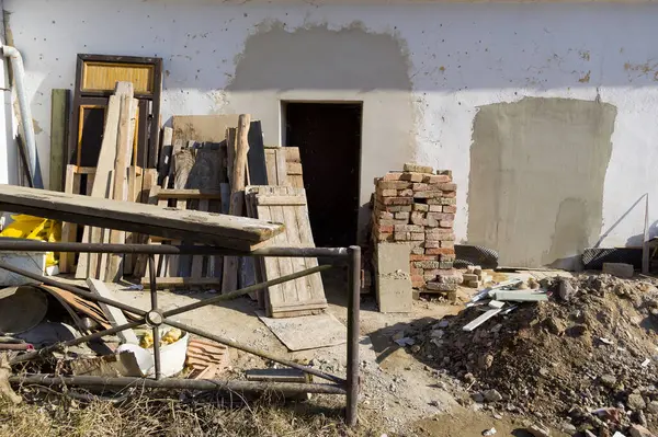 İnşaat atığı manzarası. Bu atık eski bir evin yeniden inşası sırasında üretildi..