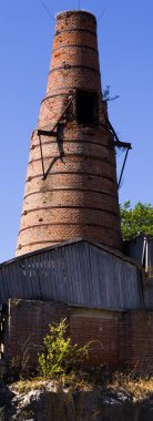 Mala Dohoda adında eski bir dökümhanenin yakın çekim görüntüsü. Kireç taşından yapılmış bir yer. Teknik bir anıt. Ostrov u Macochy köyü, Güney Moravya, Çek Cumhuriyeti.