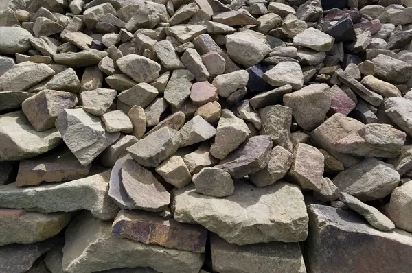 Taş yığınının yakın çekim görüntüsü. İnşaatta kullanıma uygun malzeme. Çeşitli kullanımlar için arkaplan.