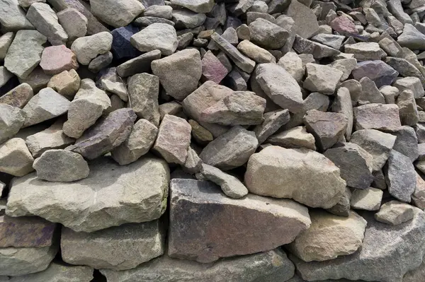 Taş yığınının yakın çekim görüntüsü. İnşaatta kullanıma uygun malzeme. Çeşitli kullanımlar için arkaplan.
